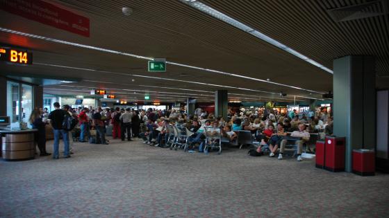 مطار روما يعيد فتح أبوابه بعد إغلاقه بسبب حريق كبير